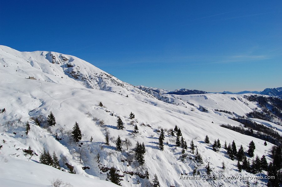 19 Panorama verso quello che ci lasciamo alle spalle.JPG